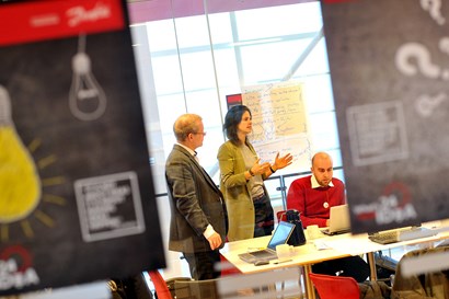 工作的人，在标志后面交谈