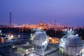 Petro化工厂夜间-化学和Petro化工-Danfos