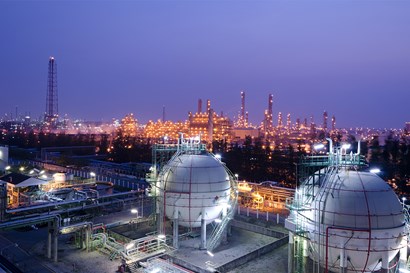 Petro化工厂夜间-化学和Petro化工-Danfos