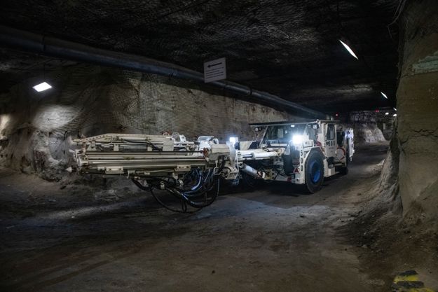 电动钻孔和螺栓钻机以创建一个更可持续的采矿业