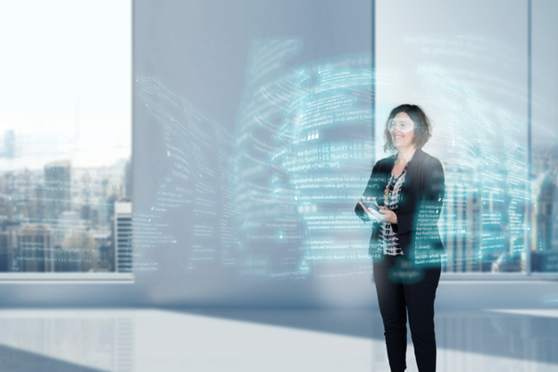 一个站着并从事软件代码工作的女人